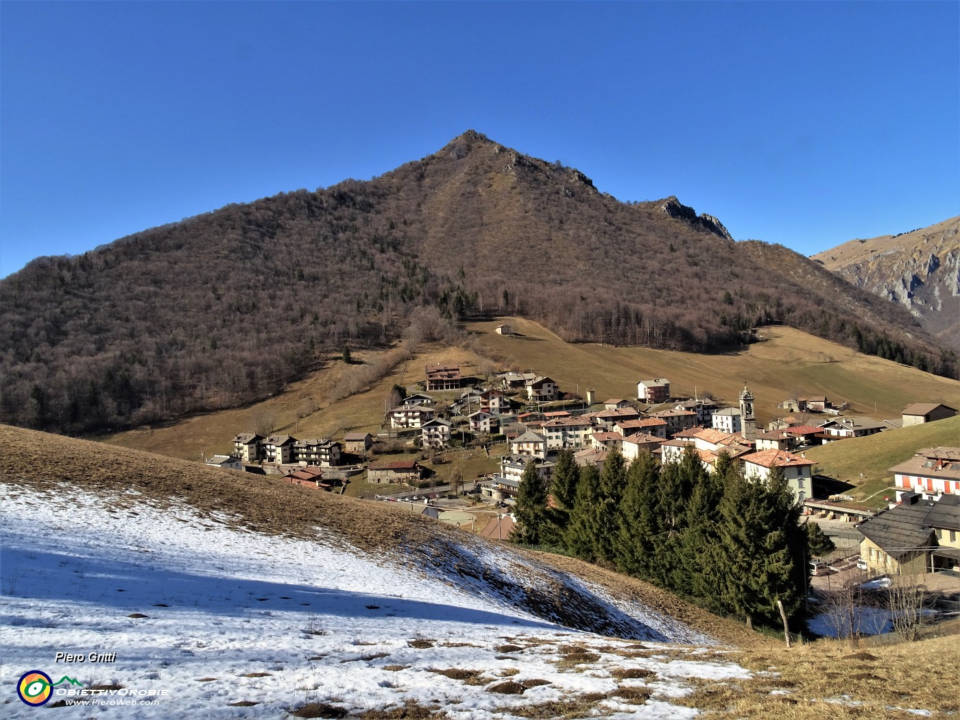 01 Monte Castello (1474 m) visto dal roccolo di Valpiana  (1050 m circa).JPG